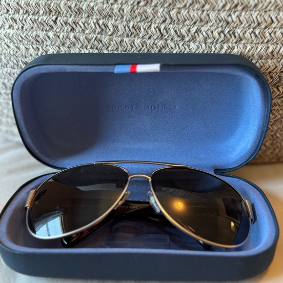 Tommy Hilfiger Other - Tommy Hilfiger Silver Aviator Sunglasses With Sunglasses Case Unisex